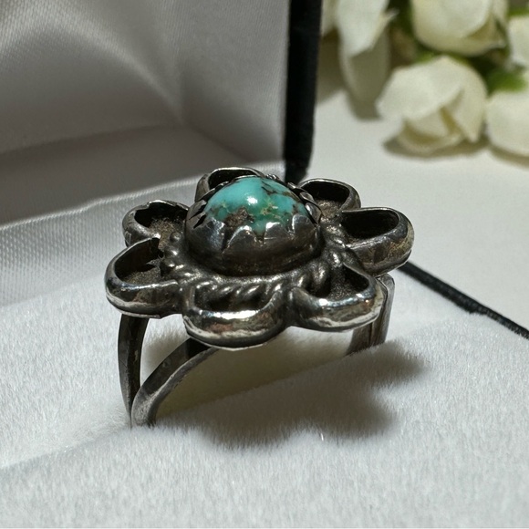 Vintage 925 Genuine Turquoise Flower Ring. Handmade Ring with beautiful design - Picture 13 of 16